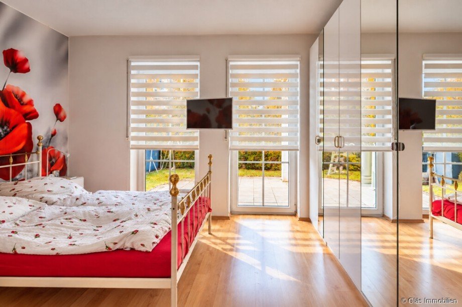 Schlafzimmer mit Zugang zur Terrasse Zweifamilienhaus Wadgassen