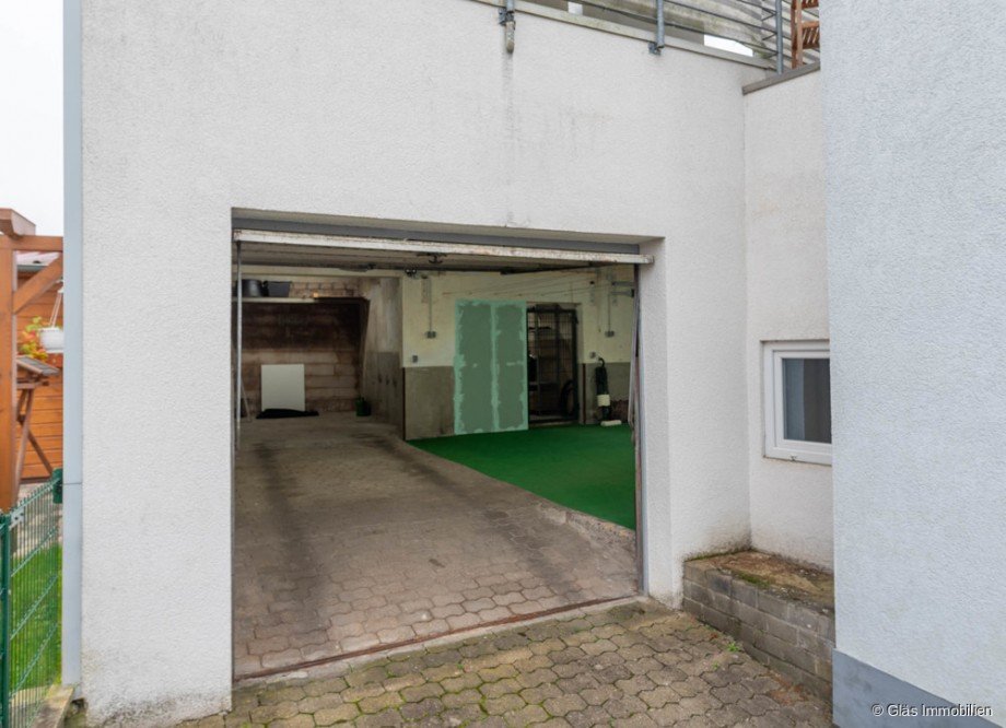 Einfahrt Garage und �berdachter Nutzraum Erdgeschosswohnung Gro�rosseln