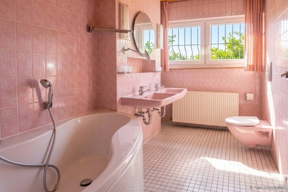 Badezimmer mit Wanne und Dusche Einfamilienhaus �berherrn / Altforweiler