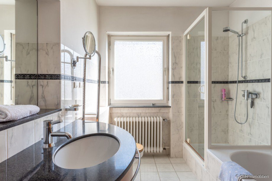 Familienbad mit Dusche und Wanne Einfamilienhaus Blieskastel