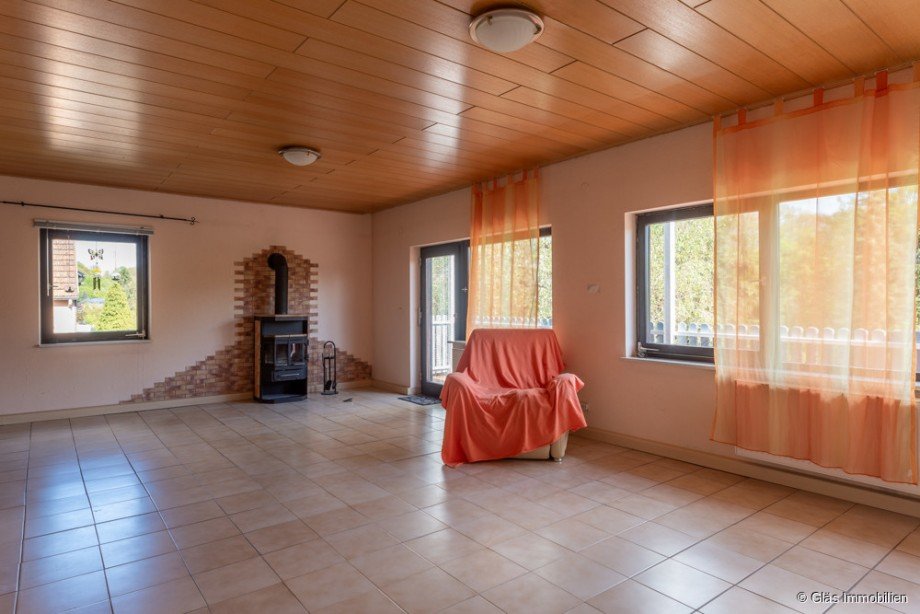 Wohnzimmer mit Balkon und Kaminofen Zweifamilienhaus V�lklingen