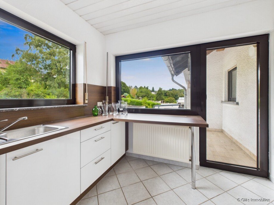 K�che im 1. OG mit Blick auf den Balkon Zweifamilienhaus Wadgassen