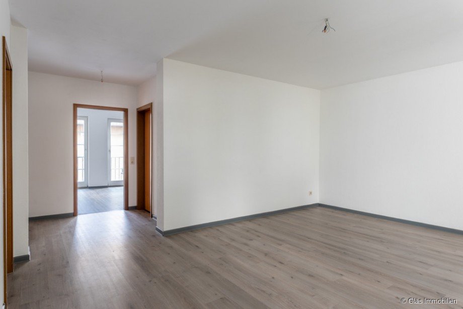 Wohnraum mit Blick Richtung Bad und Schlafzimmer Etagenwohnung Saarbr�cken