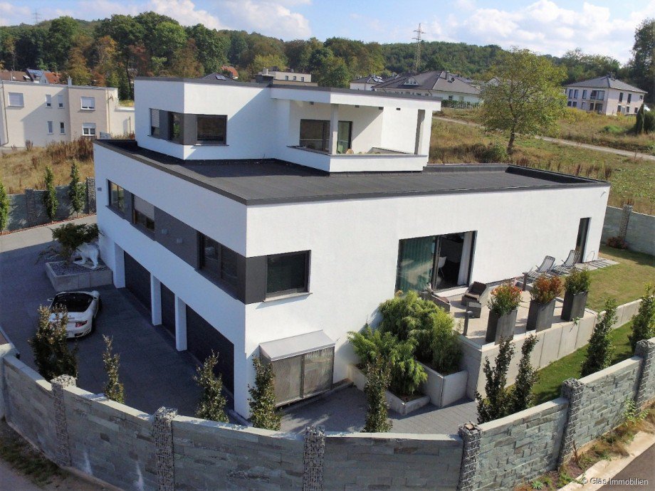 Seitenansicht mit Terrasse und Dachbalkon Einfamilienhaus V�lklingen