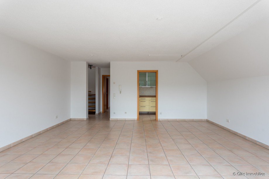 Wohnzimmer mit Blick in K�che und Diele Maisonettewohnung V�lklingen