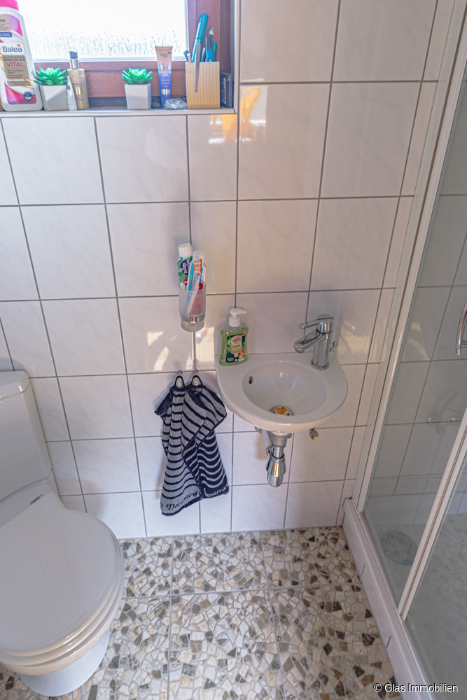 Bad mit Dusche OG Zweifamilienhaus Gro�rosseln