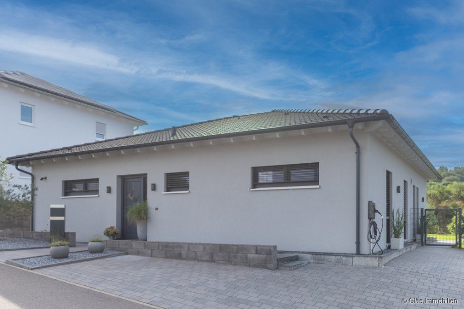 Seitenansicht mit Stellplatz und Wallbox Einfamilienhaus Spiesen-Elversberg