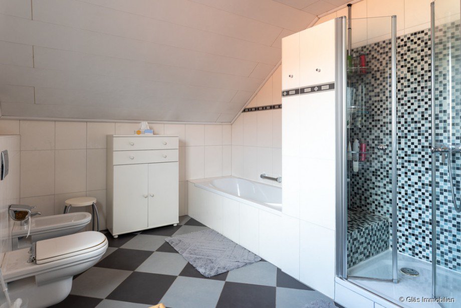 Modernes Badezimmer mit Dusche, Wanne und Bidet Einfamilienhaus V�lklingen