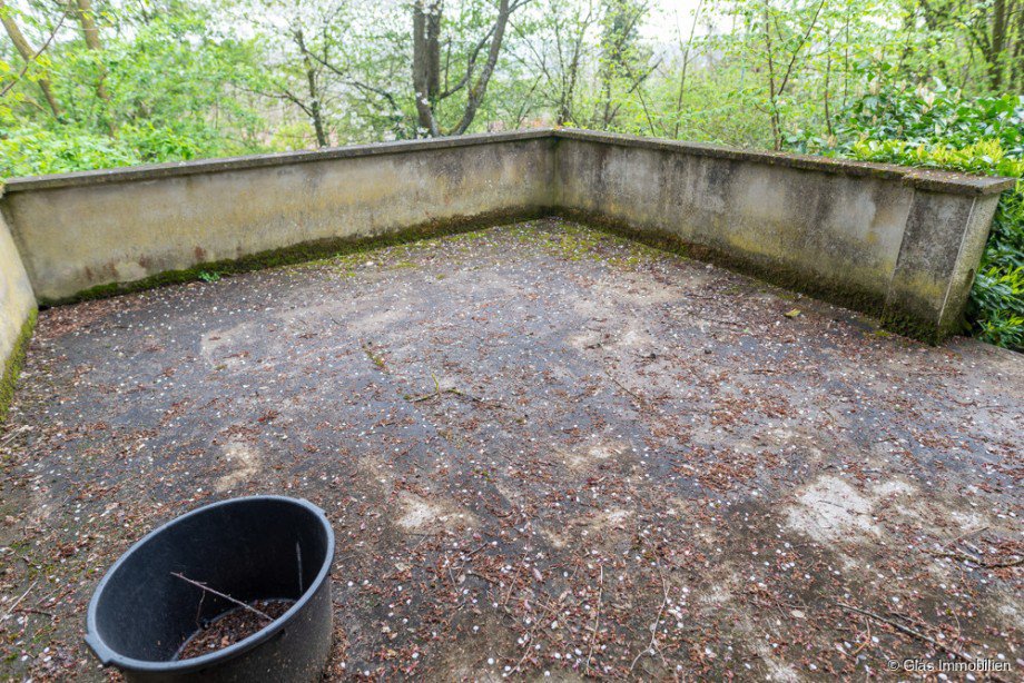 Gro�e Terrasse (unterkellert) im Garten Zweifamilienhaus Bous
