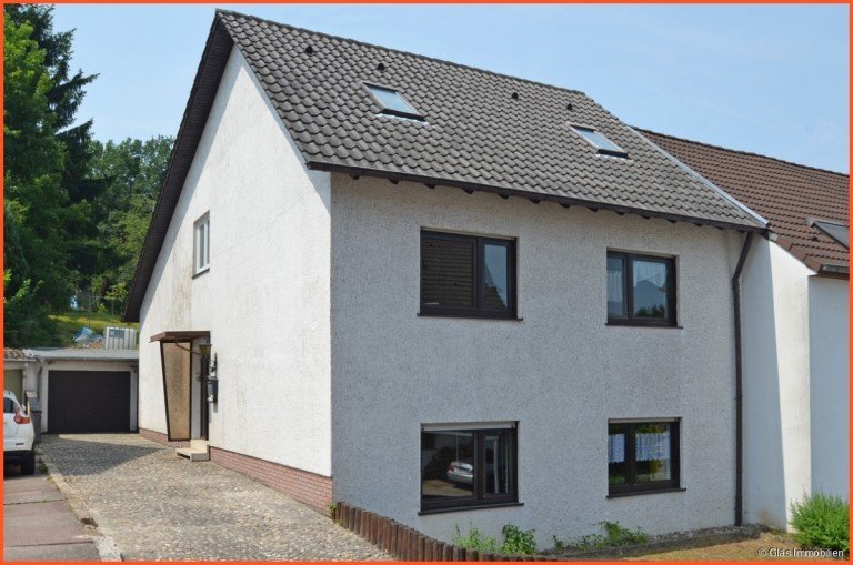 Stra�enansicht mit Eingang und Garage Gro�rosseln Einfamilienhaus Gro�z�giges Einfamilienhaus in ruhiger Lage