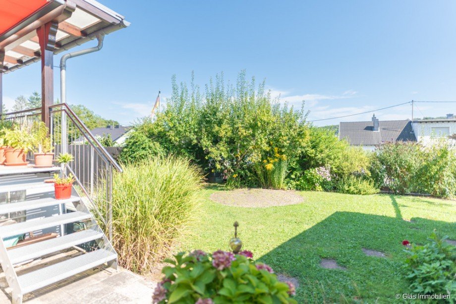 Blick in den Garten Zweifamilienhaus V�lklingen