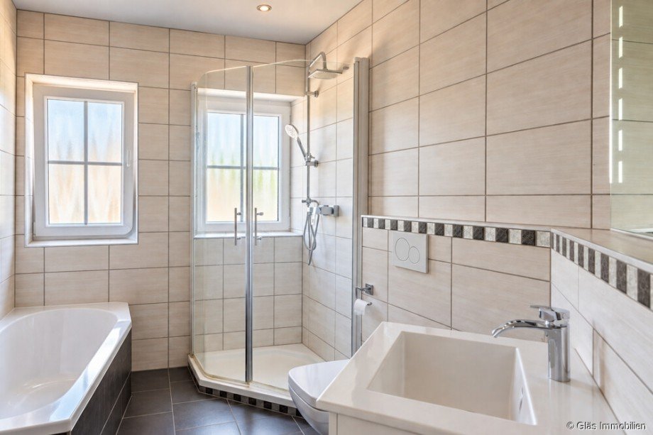 Helles, modernes Badezimmer im DDG Zweifamilienhaus Wadgassen