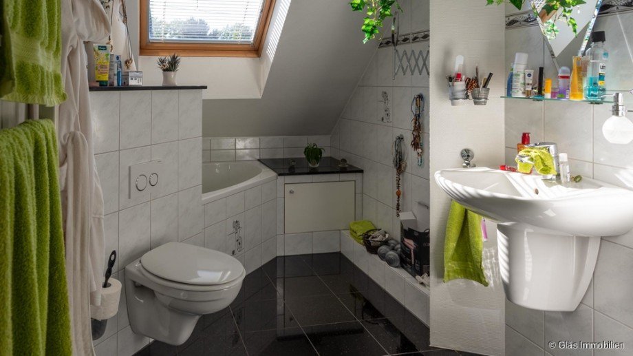 Badezimmer mit Dusche und Wanne Maisonettewohnung V�lklingen