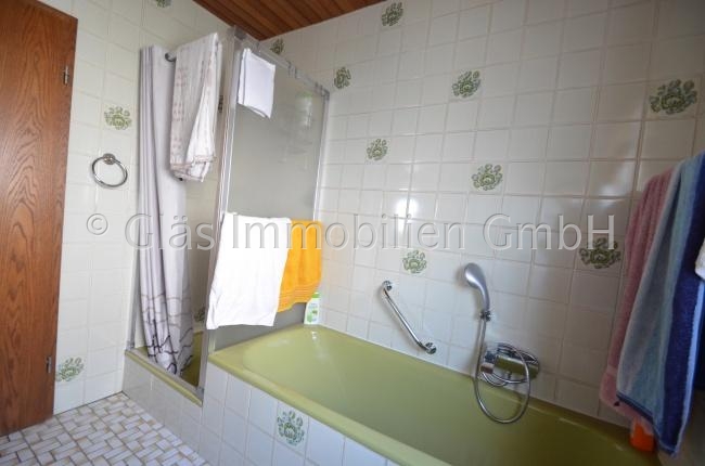 Badezimmer EG mit Dusche und Wanne Einfamilienhaus Gro�rosseln