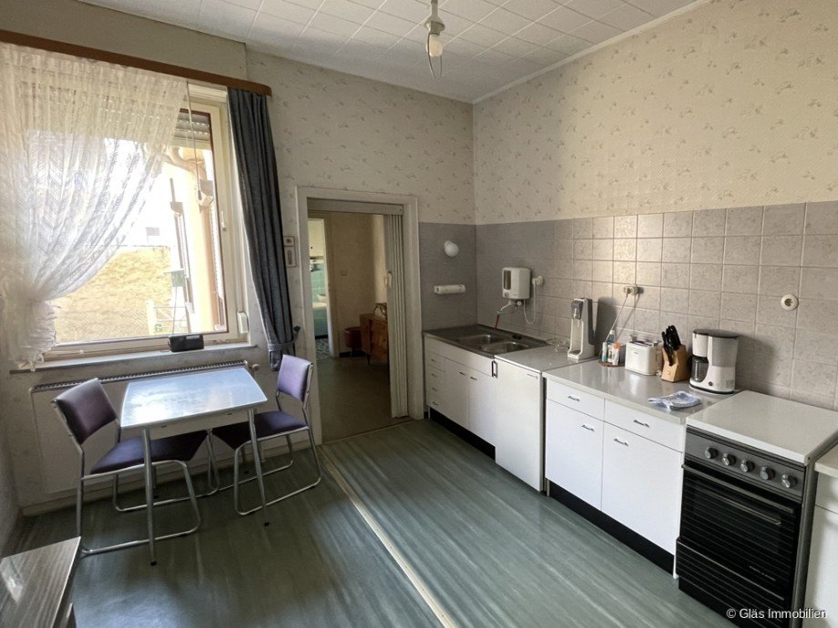 K�che mit Durchgang zum Bad Reihenmittelhaus V�lklingen