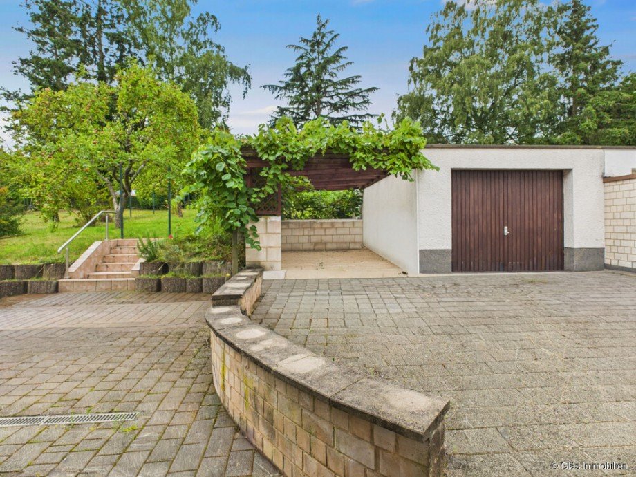 Terrasse mit Blick auf Pergola und Garage Zweifamilienhaus Wadgassen