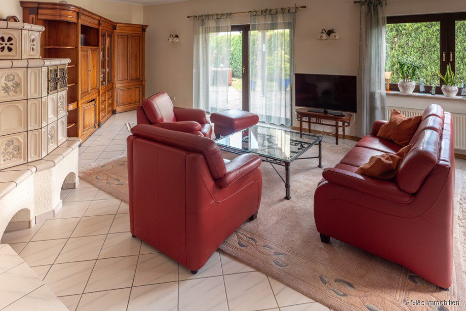 Wohnzimmer mit Kachelofen und Zugang zur Terrasse Einfamilienhaus V�lklingen
