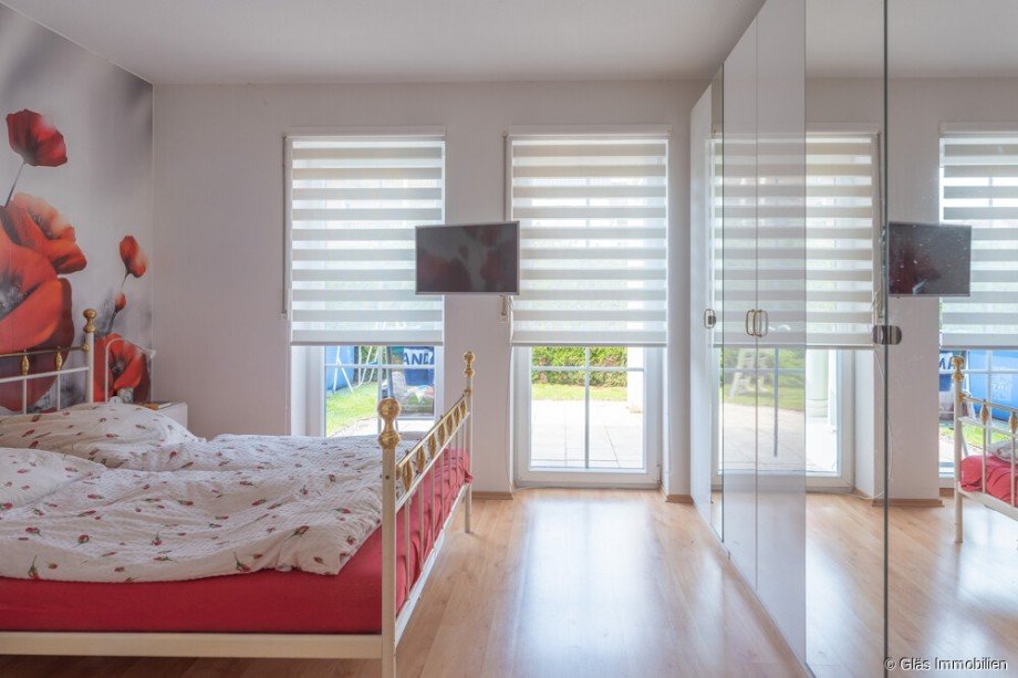 Schlafzimmer im EG mit Zugang auf die Terrasse Zweifamilienhaus Wadgassen