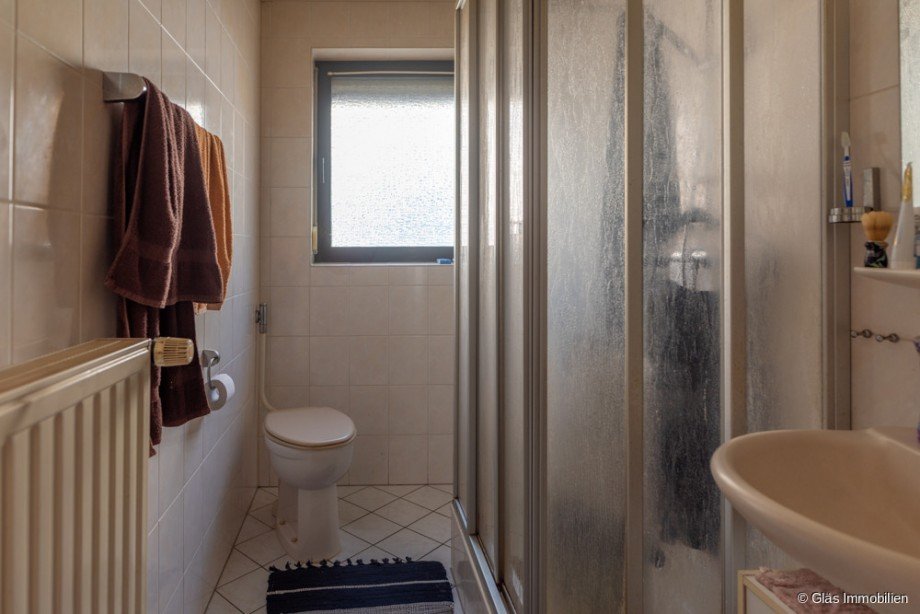 Bad mit Dusche im EG Zweifamilienhaus V�lklingen / Heidstock