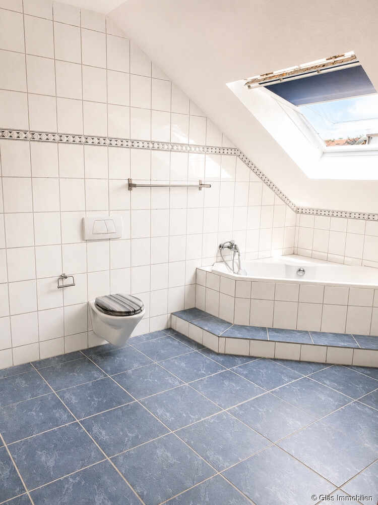 Badezimmer mit Eckbadewanne... Maisonettewohnung Saarbr�cken