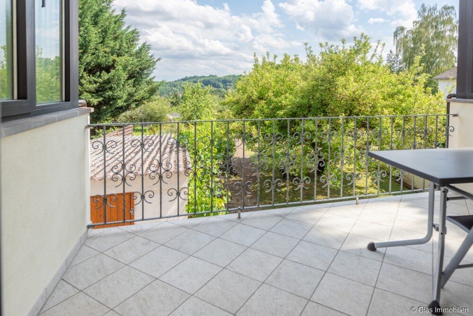 Balkon im Erdgeschoss mit Windschutz Einfamilienhaus V�lklingen / Ludweiler