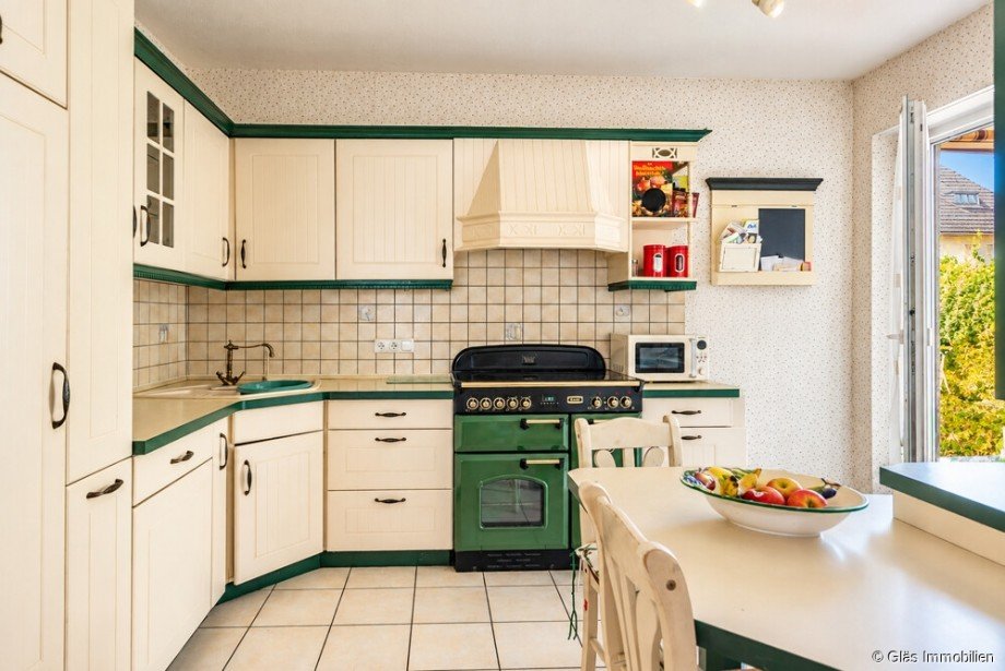 Gem�tliche Landhausk�che mit Zugang zur �berdachten Terrasse Zweifamilienhaus Wadgassen