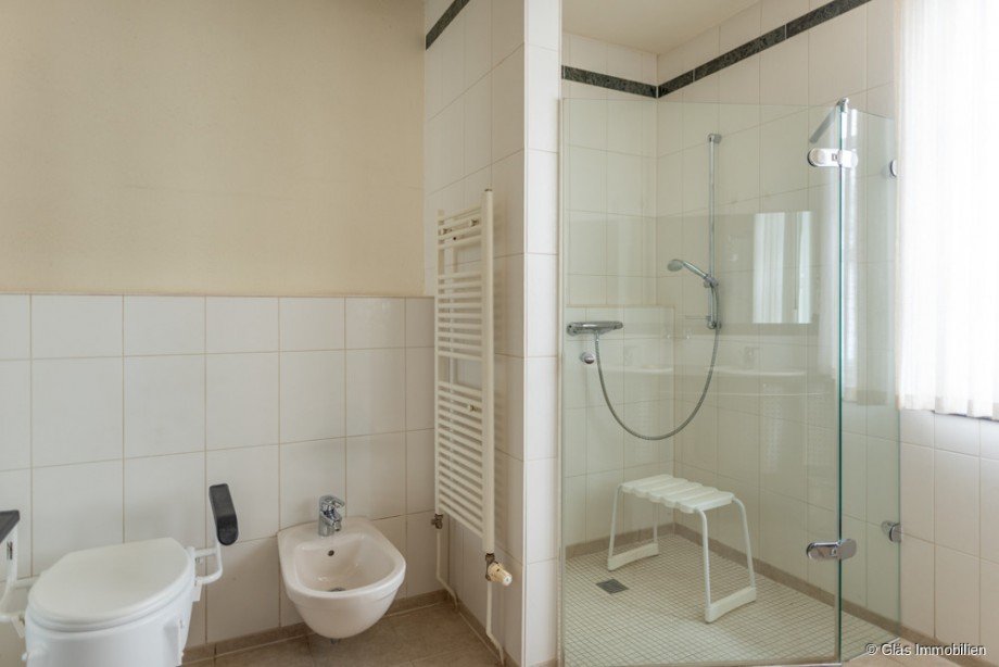Privates Badezimmer mit Bidet und bodengleicher Dusche Einfamilienhaus Illingen / H�ttigweiler