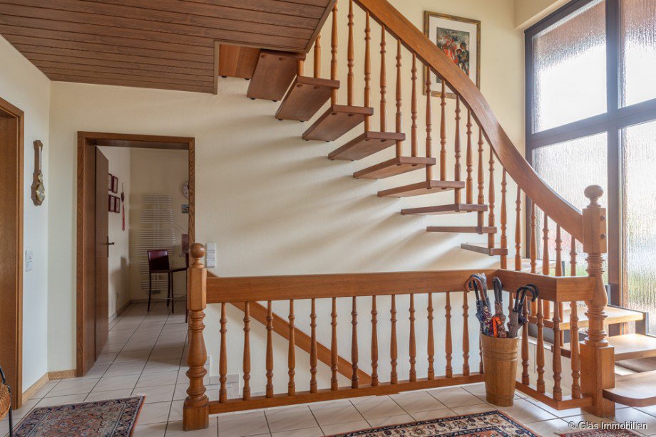 Stilvolle Holztreppe Einfamilienhaus V�lklingen
