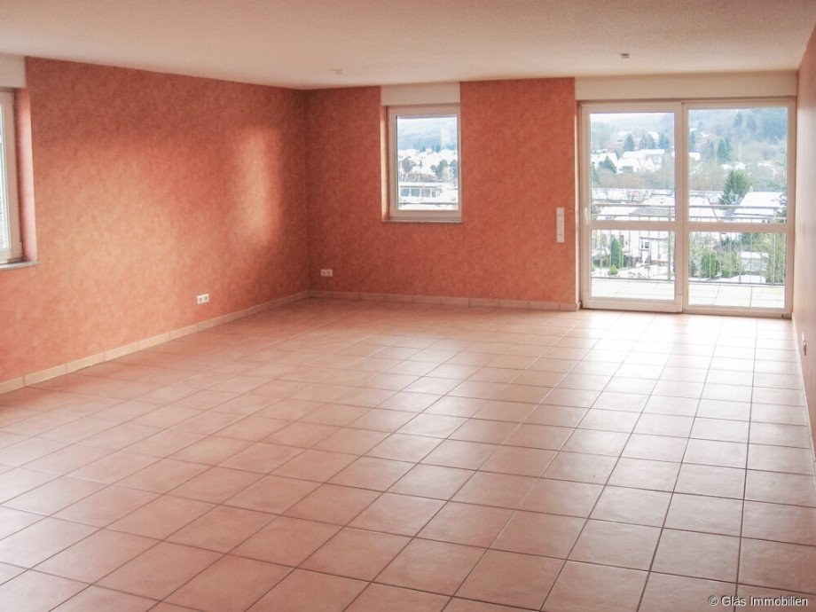 Wohnzimmer mit Zugang zum Balkon Erdgeschosswohnung V�lklingen