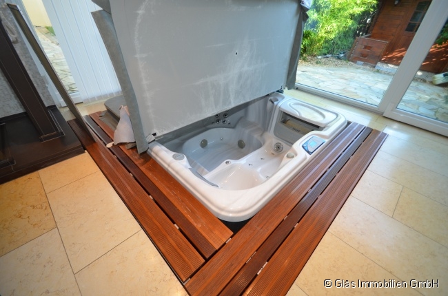 Neuwertiger Whirlpool f�r 7 Personen Einfamilienhaus V�lklingen