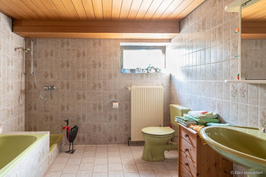Badezimmer mit Dusche und Wanne im UG Einfamilienhaus V�lklingen