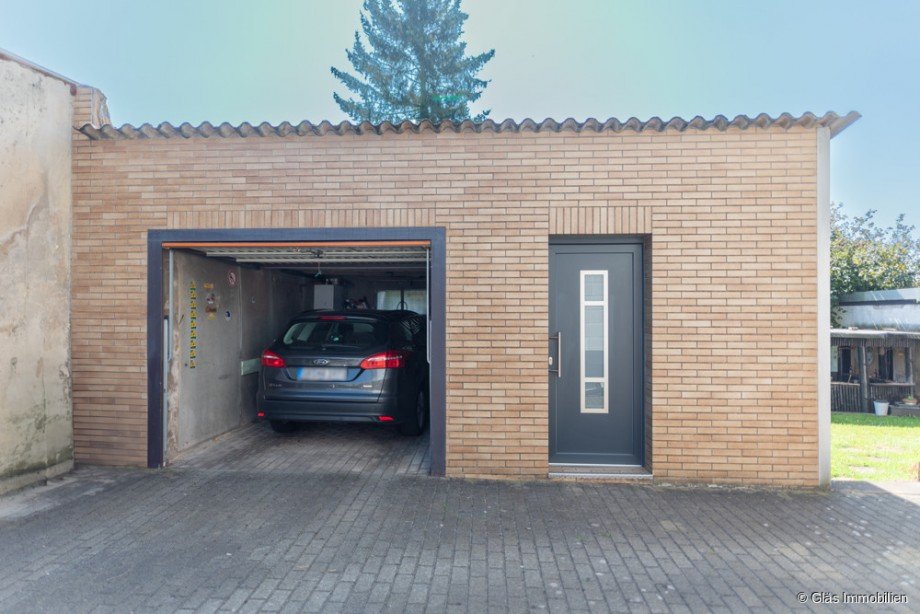 Garage plus Zweifamilienhaus Riegelsberg