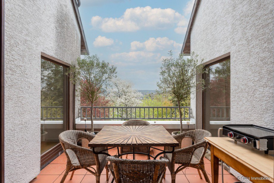 Loggia mit Fernsicht im Dachgeschoss Zweifamilienhaus Bous