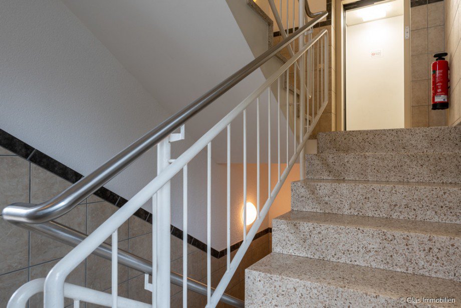 Treppenhaus mit Aufzug Etagenwohnung Saarbr�cken