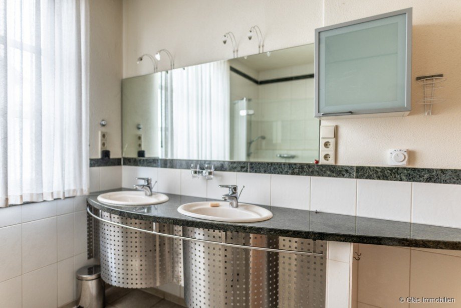 Zwei Waschbecken im privaten Badezimmer Einfamilienhaus Illingen / H�ttigweiler