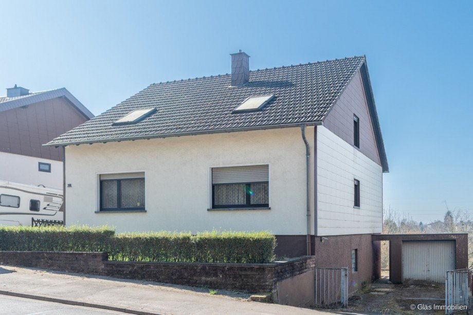 Seitenansicht mit Garage Zweifamilienhaus V�lklingen / Heidstock