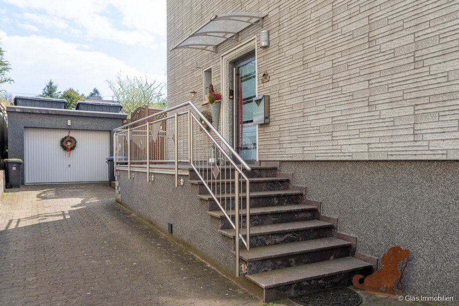 Edelstahlgel�nder und Natursteintreppe Einfamilienhaus V�lklingen
