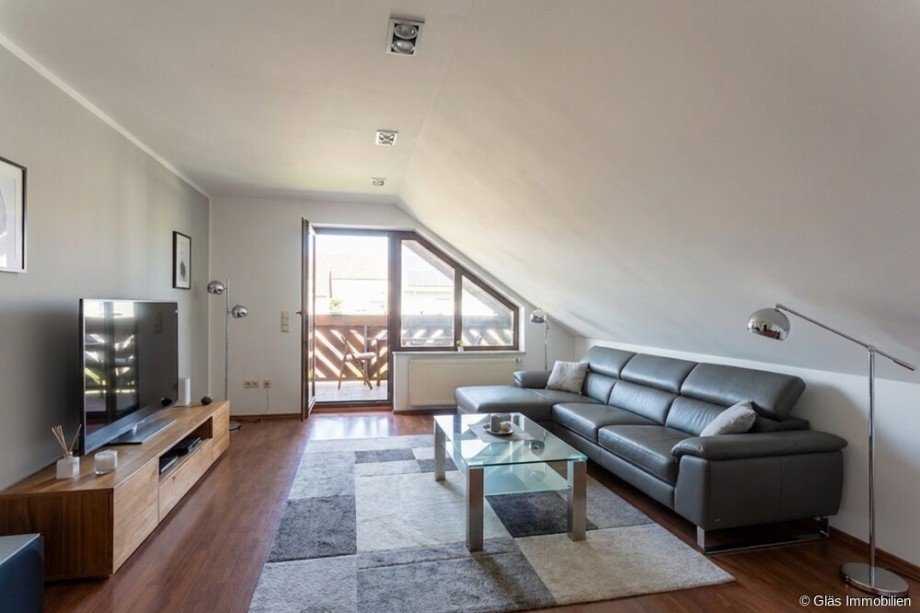 Wohnzimmer mit Balkon Dachgeschosswohnung V�lklingen