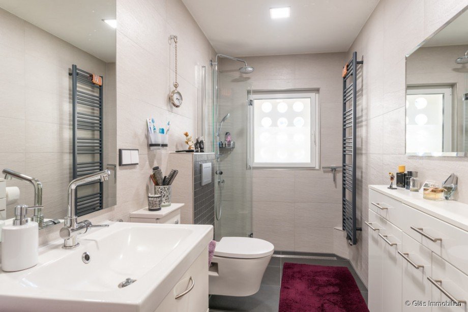 Modernes Badezimmer mit bodengleicher Dusche Zweifamilienhaus V�lklingen