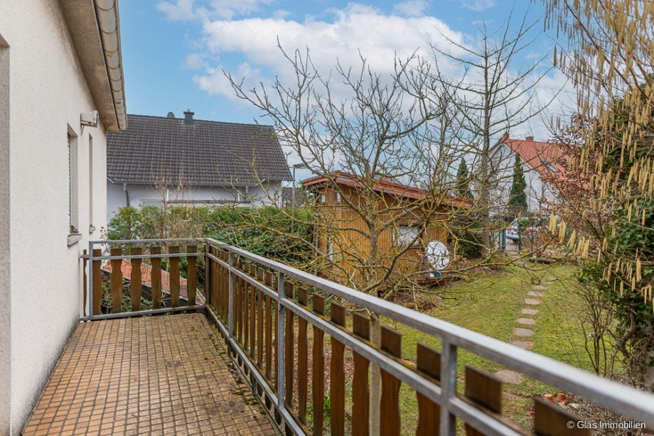 Balkon mit Blick in den Garten Zweifamilienhaus Schwalbach