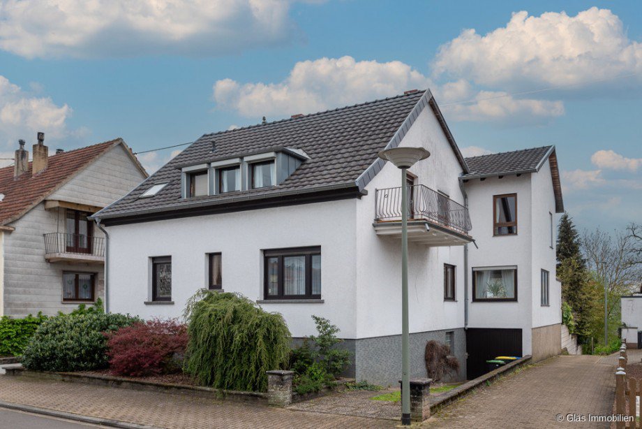 Seitenansicht mit Garageneinfahrt Zweifamilienhaus Bous
