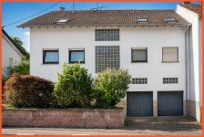 Hauptbild Großzügiges Ein- bis Zweifamilienhaus mit zwei Garagen in Karlsbrunn