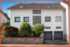 Hauptbild Großzügiges Ein- bis Zweifamilienhaus mit zwei Garagen in Karlsbrunn