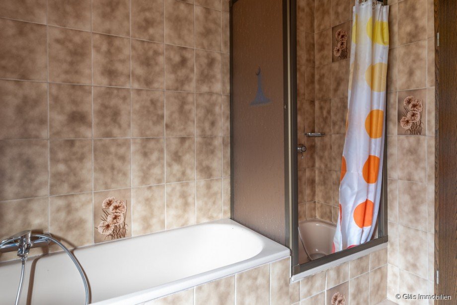 ...Wanne und Dusche Zweifamilienhaus V�lklingen