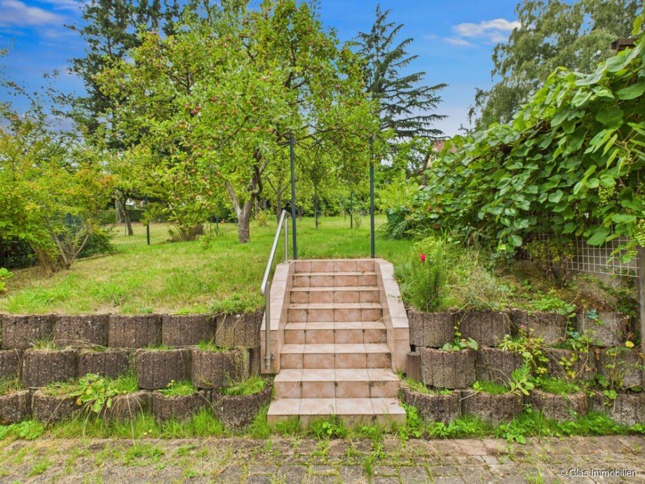 Zugang von Terrasse zum Garten Zweifamilienhaus Wadgassen