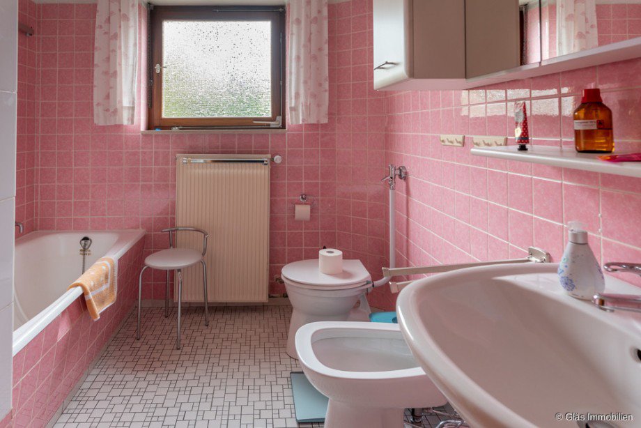 Badezimmer mit Dusche, Wanne und Bidet Einfamilienhaus V�lklingen