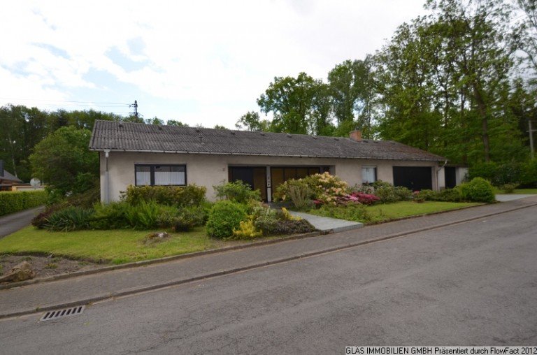 Stra�enansicht Winkel-Bungalow Wadgassen Einfamilienhaus WADGASSEN - Gro�z�giger Winkel-Bungalow in sonniger Wohnlage f�r Menschen mit Anspruch!
