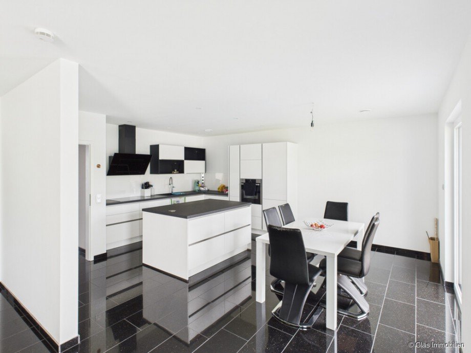 Blick vom Wohnzimmer in Richtung K�che Einfamilienhaus R�dersheim-Gronau