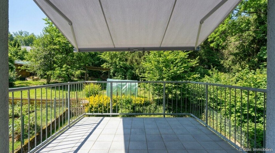 Balkon mit hochwertiger Markise Etagenwohnung V�lklingen