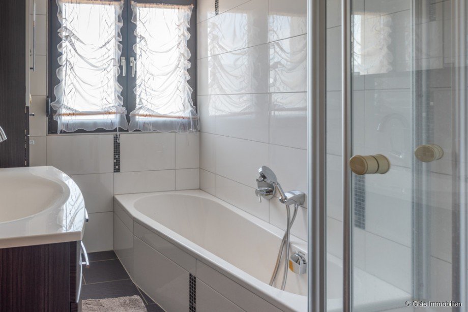 Badezimmer mit Wanne und Dusche im OG Zweifamilienhaus V�lklingen